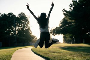 Personne retrouvant confiance et équilibre grâce au coaching de vie holistique à La Ciotat.